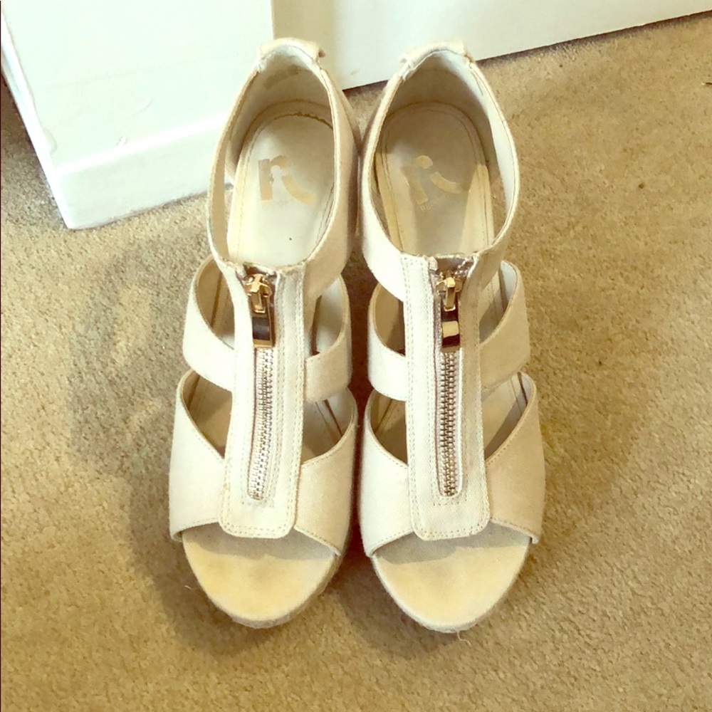 Report Beige heels